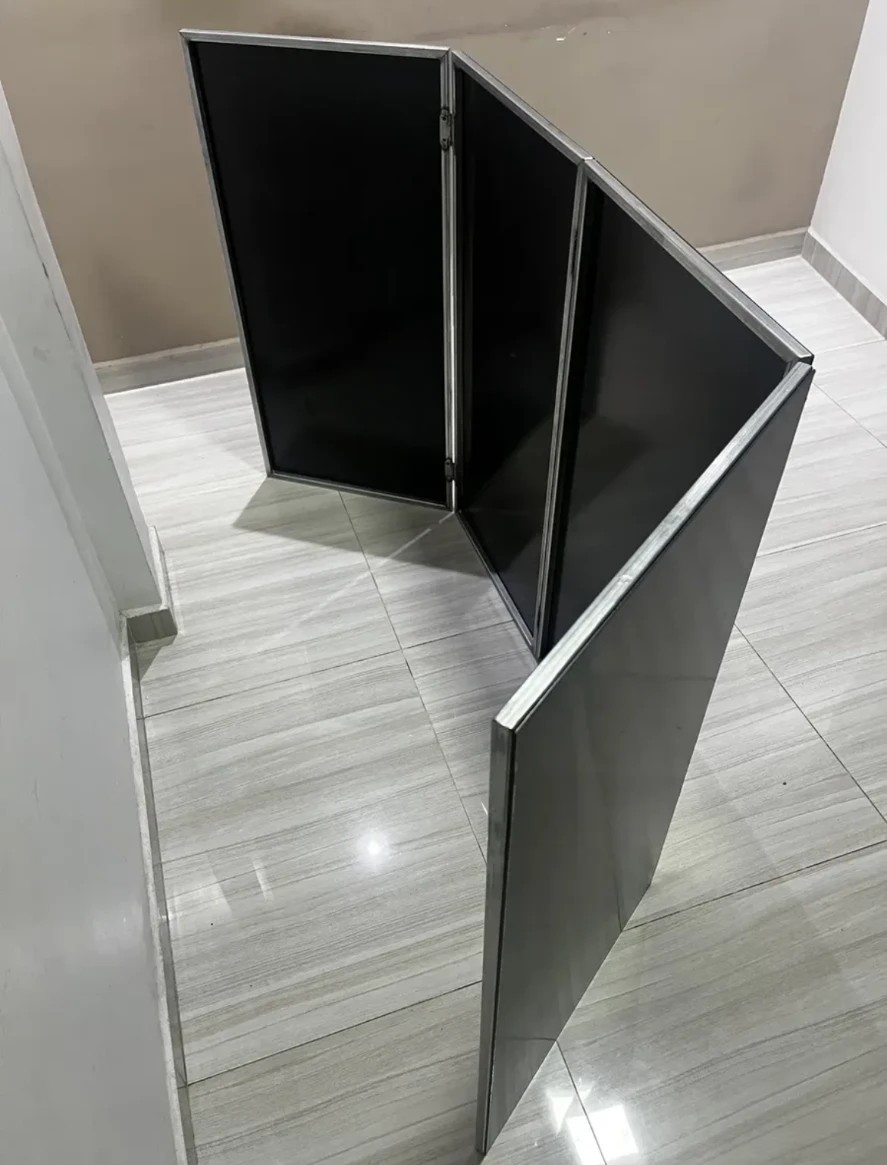 Cabine modular vista em ângulo, parcialmente aberta