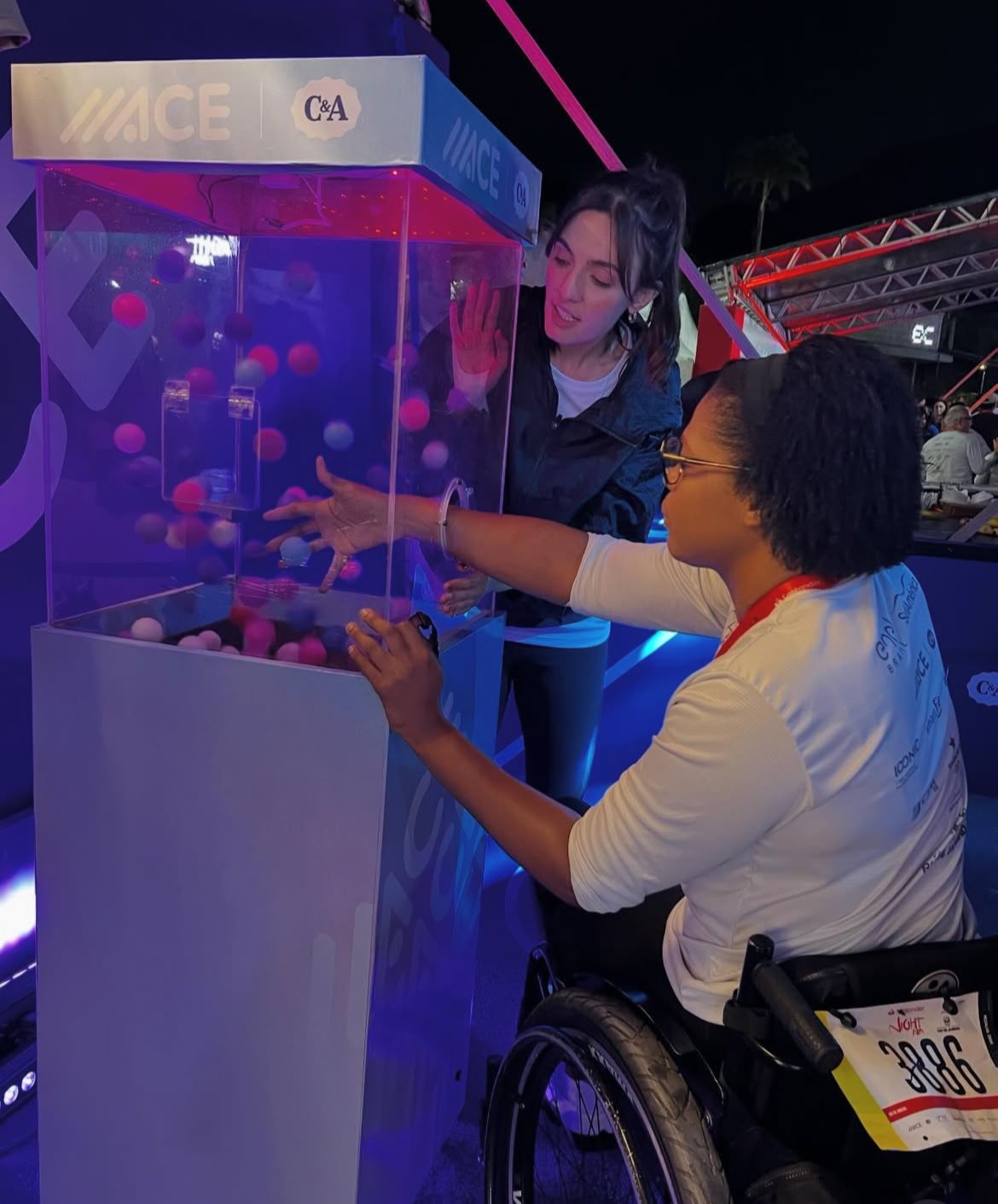 Público interagindo com a Pocket Quadrada em evento noturno